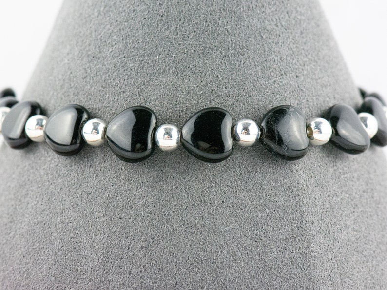 Liten svart hjärtan utbytbart stretchigt pärlbelagt klockarmband • Medicinskt ID-armband • Enkelt strängat • Handgjorda smycken bild 2