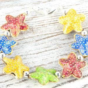Correa de reloj con cuentas elásticas intercambiables de mezcla de estrellas de mar cloisonné • Pulsera de identificación médica • Correa de una sola hebra • Joyería de verano hecha a mano imagen 1