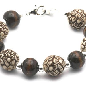 Amberkleurige, elastische, verwisselbare kralenarmband met bloemenmotief • Medische ID-armband • Horlogeband voor dames afbeelding 3