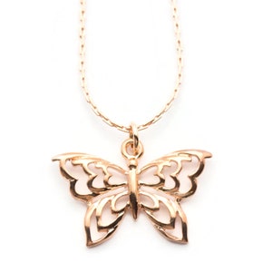Peut inclure: Un collier en cha&icirc;ne dor&eacute;e avec un pendentif d&eacute;licat en forme de papillon. Le papillon est en m&eacute;tal ajour&eacute; et pr&eacute;sente un design d&eacute;taill&eacute;.