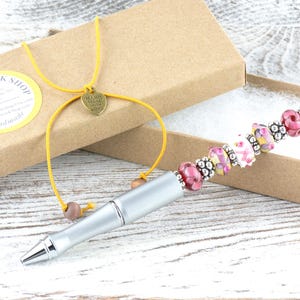 Długopis z koralikami w kolorze różowym z motywem świadomości raka piersi • Koraliki szklane Lampwork • Metalowy długopis zdjęcie 6