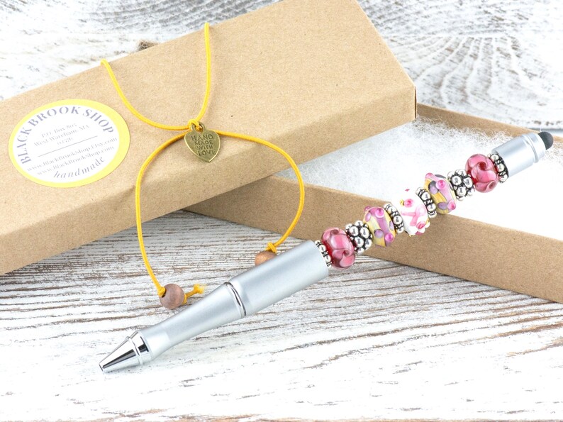 Długopis z koralikami w kolorze różowym z motywem świadomości raka piersi • Koraliki szklane Lampwork • Metalowy długopis zdjęcie 6