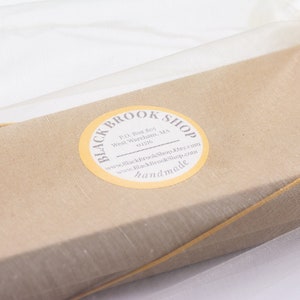 Może przedstawiać: Brązowy pakiet papierowy z ż&oacute;łtą okrągłą naklejką z napisem "Black Brook Shop" z adresem "P.O. Box 565 West Wareham, MA 02576" i stroną internetową "www.BlackBrookShop.Etsy.com" i "www.BlackBrookShop.com" oraz słowem "ręcznie robione".