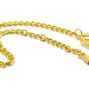 Puede incluir: Una cadena de reloj de bolsillo de color dorado con un dise&ntilde;o de eslabones curb y un cierre de resorte.