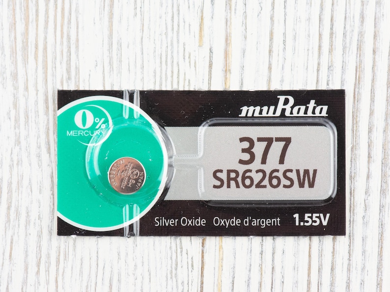 Pu&ograve; includere: Una batteria a ossido d'argento con il testo "muRata 377 SR626SW" e "Silver Oxide Oxyde d'argent 1.55V" stampato sulla confezione. La batteria &egrave; al 0% di mercurio.