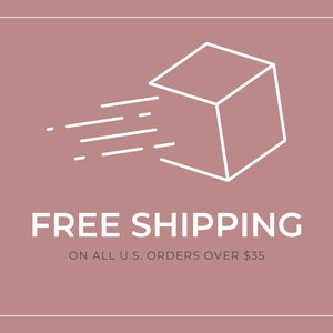 K&ouml;nnte beinhalten: Eine wei&szlig;e Linienzeichnung einer Box mit einer diagonalen Linie, die sie durchschneidet, symbolisiert schnellen Versand. Der Text "FREE SHIPPING" befindet sich unter der Box, und der Text "ON ALL U.S. ORDERS OVER $35" darunter.