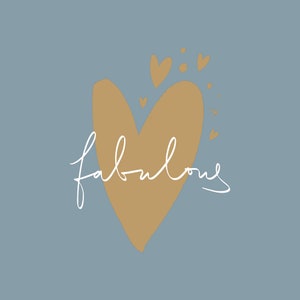 Peut inclure: Un fond bleu clair avec un grand c&oelig;ur brun dessin&eacute; &agrave; la main. Le mot "fabulous" est &eacute;crit en cursive blanche &agrave; l'int&eacute;rieur du c&oelig;ur. De petits c&oelig;urs bruns sont dispers&eacute;s autour du grand c&oelig;ur.