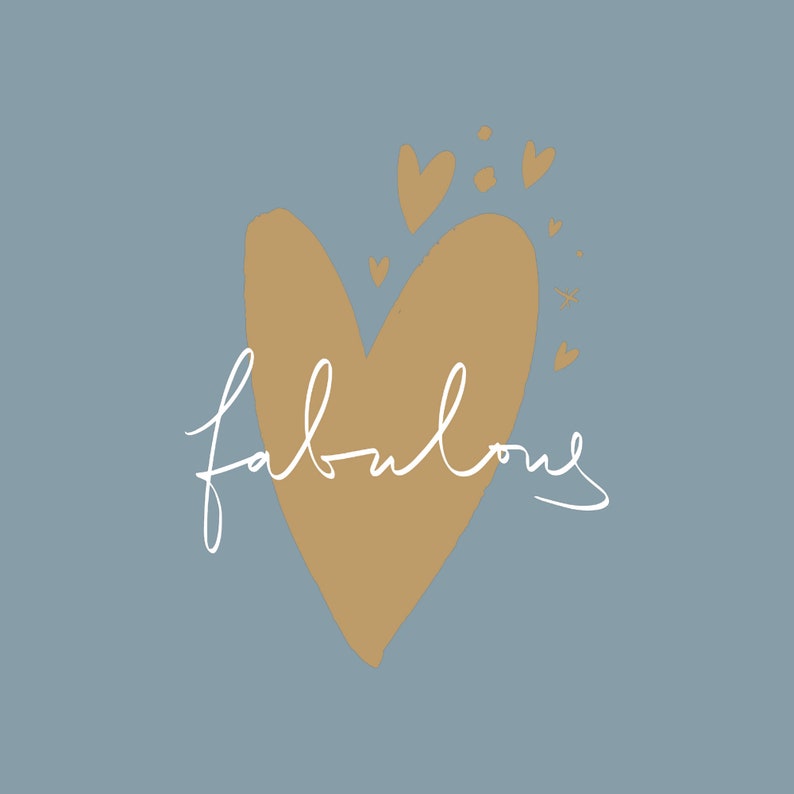 Peut inclure: Un fond bleu clair avec un grand c&oelig;ur brun dessin&eacute; &agrave; la main. Le mot "fabulous" est &eacute;crit en cursive blanche &agrave; l'int&eacute;rieur du c&oelig;ur. De petits c&oelig;urs bruns sont dispers&eacute;s autour du grand c&oelig;ur.