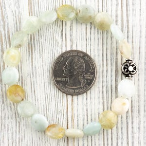 Akvamarinpärlsträckarmband med ädelstenar • Enkla unisex-smycken med halvädelstenar • Handgjort armband med naturliga ädelstenar bild 5
