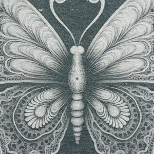 Puede incluir: Una ilustraci&oacute;n detallada en blanco y negro de una mariposa con intrincados patrones en sus alas. La mariposa est&aacute; centrada en un fondo gris oscuro.