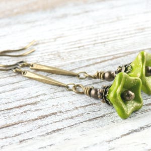 Pendientes de latón con flores verdes • Flores de cristal checo • Joyería artesanal inspirada en la naturaleza • Pendientes largos imagen 1