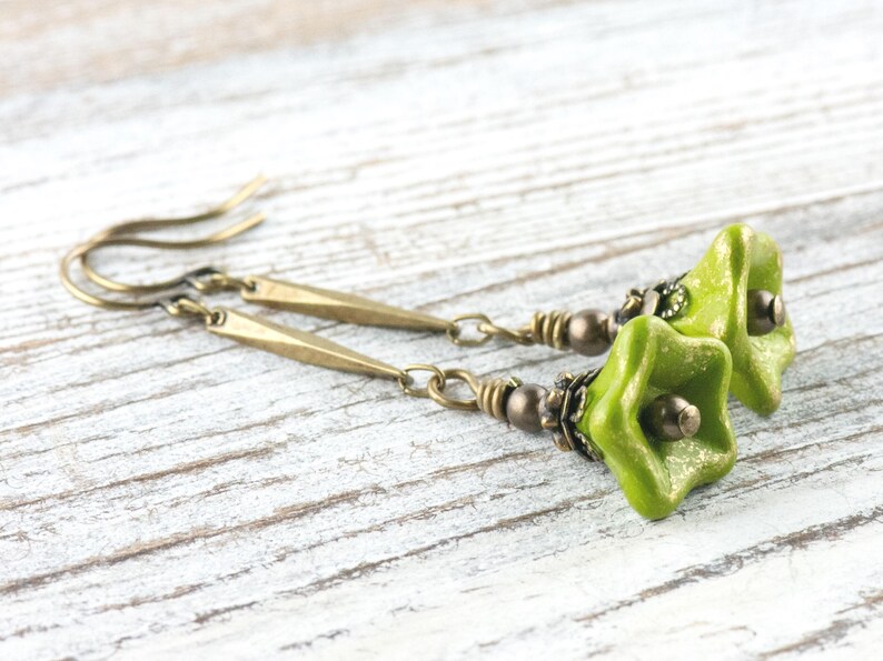 Pendientes de latón con flores verdes • Flores de cristal checo • Joyería artesanal inspirada en la naturaleza • Pendientes largos imagen 1