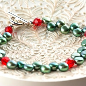 Jularmband med gröna sötvattenspärlor och röda kristaller • Julsmycken • Mistelarmband bild 7