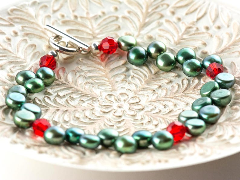 Jularmband med gröna sötvattenspärlor och röda kristaller • Julsmycken • Mistelarmband bild 7
