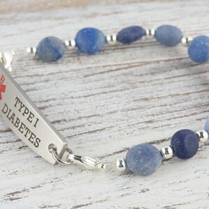 Mattblått utbytbart klockarmband med stretchpärlor i sodalit • Armband med medicinsk ID • Enkel sträng • Handgjorda smycken bild 6