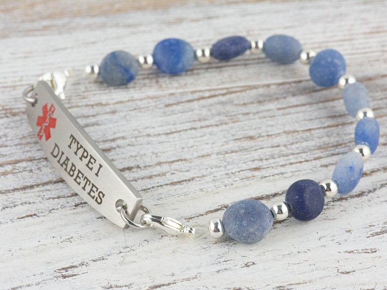 Mattblått utbytbart klockarmband med stretchpärlor i sodalit • Armband med medicinsk ID • Enkel sträng • Handgjorda smycken bild 6
