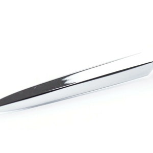Op de afbeelding: Een zilveren briefopener met een puntige punt en een afgeronde handgreep.