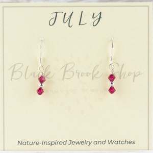 Orecchini con pietra portafortuna di luglio, orecchini con pietra portafortuna di rubino, orecchini regalo di luglio, orecchini Swarovski minimalisti, orecchini regalo di compleanno