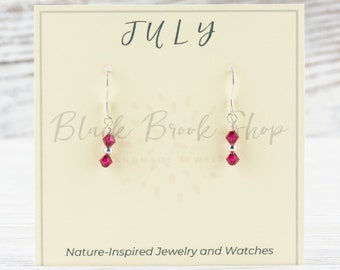 Pendientes con piedra de nacimiento de julio, pendientes con piedra de nacimiento de rubí, pendientes de regalo de julio, pendientes minimalistas de Swarovski, pendientes de regalo de cumpleaños