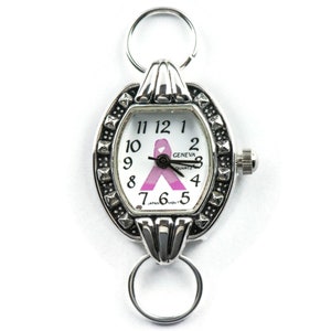 Pu&ograve; includere: Orologio color argento con un design a nastro rosa sul quadrante. L'orologio ha un movimento al quarzo Geneva ed &egrave; realizzato in Giappone.