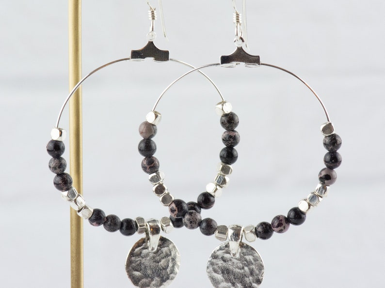 Zwarte keizerlijke jaspis oorringen met zilveren munt • Edelsteensieraden • Boho-hangoorbellen • Sieraden Cadeau voor haar afbeelding 4