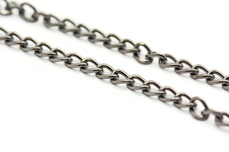 K&ouml;nnte beinhalten: Nahaufnahme einer silbernen Kette mit einem Curb-Link-Design. Die Kette ist aus Metall und hat eine gl&auml;nzende Oberfl&auml;che.