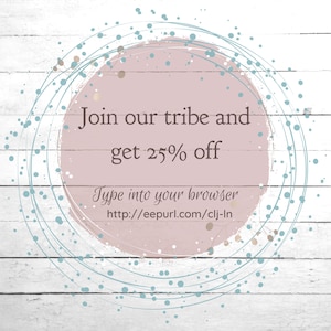 Puede incluir: Un c&iacute;rculo rosa sobre un fondo de madera blanca. El c&iacute;rculo tiene un contorno blanco y puntos azules alrededor. El texto dentro del c&iacute;rculo dice "Join our tribe and get 25% off" y "Type into your browser http://eepurl.com/clj-ln".