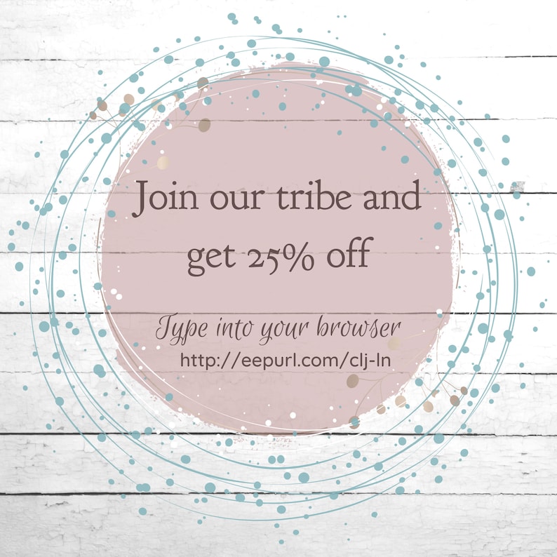 Puede incluir: Un c&iacute;rculo rosa sobre un fondo de madera blanca. El c&iacute;rculo tiene un contorno blanco y puntos azules alrededor. El texto dentro del c&iacute;rculo dice "Join our tribe and get 25% off" y "Type into your browser http://eepurl.com/clj-ln".