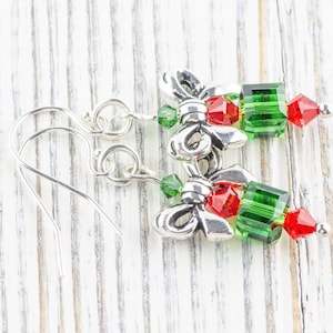 Pode incluir: Brincos de la&ccedil;o de prata com contas de cristal vermelho e verde. Os brincos s&atilde;o um design festivo para as f&eacute;rias.