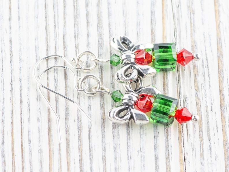 Pode incluir: Brincos de la&ccedil;o de prata com contas de cristal vermelho e verde. Os brincos s&atilde;o um design festivo para as f&eacute;rias.