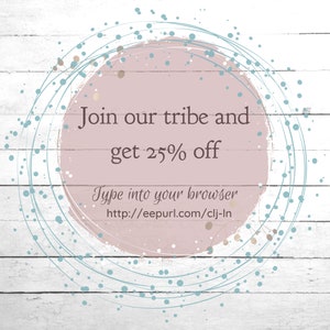 Peut inclure: Un cercle rose sur un fond de bois blanc. Le cercle a un contour blanc et des points bleus autour de lui. Le texte &agrave; l'int&eacute;rieur du cercle dit "Join our tribe and get 25% off" et "Type into your browser http://eepurl.com/clj-ln".