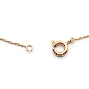 Peut inclure: Un collier en cha&icirc;ne dor&eacute;e avec un fermoir &agrave; ressort.