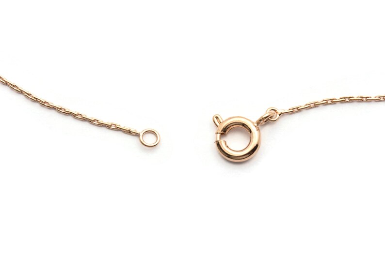 Peut inclure: Un collier en cha&icirc;ne dor&eacute;e avec un fermoir &agrave; ressort.