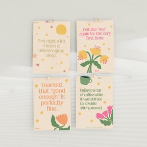Könnte beinhalten: Vier beige Karten mit Text und Illustrationen werden angezeigt. Auf der oberen linken Karte steht "Erste Nacht mit 4 Stunden ununterbrochenem Schlaf." Auf der oberen rechten Karte steht "Fühlte mich wieder wie 'ich' zum allerersten Mal."