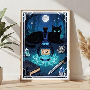 Może przedstawiać: Oprawiony wydruk przedstawiający czarnego kota z świecącymi zielonymi oczami, butelkę z eliksirem z napisem "Cat" i pełnię księżyca w leśnym otoczeniu. Inne elementy to kryształy, sztylet i wisiorek.
