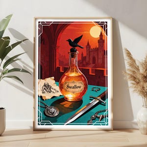 Może przedstawiać: Oprawiony wydruk artystyczny przedstawiający scenę fantasy. Butelka z napisem "Swallow" zwieńczona jest czarnym ptakiem. Sztylet, biżuteria i zwój ze szkieletem leżą na turkusowej powierzchni. Tło przedstawia zamek i zachód słońca.