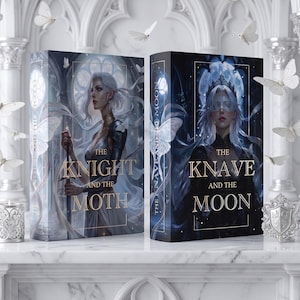 Può includere: Due libri con copertina rigida intitolati The Knight and the Moth e The Knave and the Moon. Le copertine presentano illustrazioni di figure con capelli bianchi, spade e corone, circondate da falene bianche su uno sfondo scuro ed etereo.
