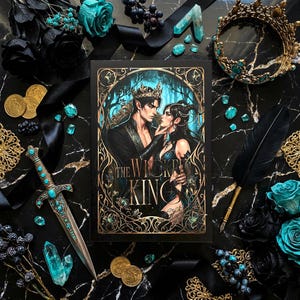 Puede incluir: Portada del libro "The Wicked King" con una ilustraci&oacute;n fant&aacute;stica de una pareja. La escena incluye una corona, una daga, monedas, cristales y flores, todo dispuesto sobre una superficie de m&aacute;rmol negro.