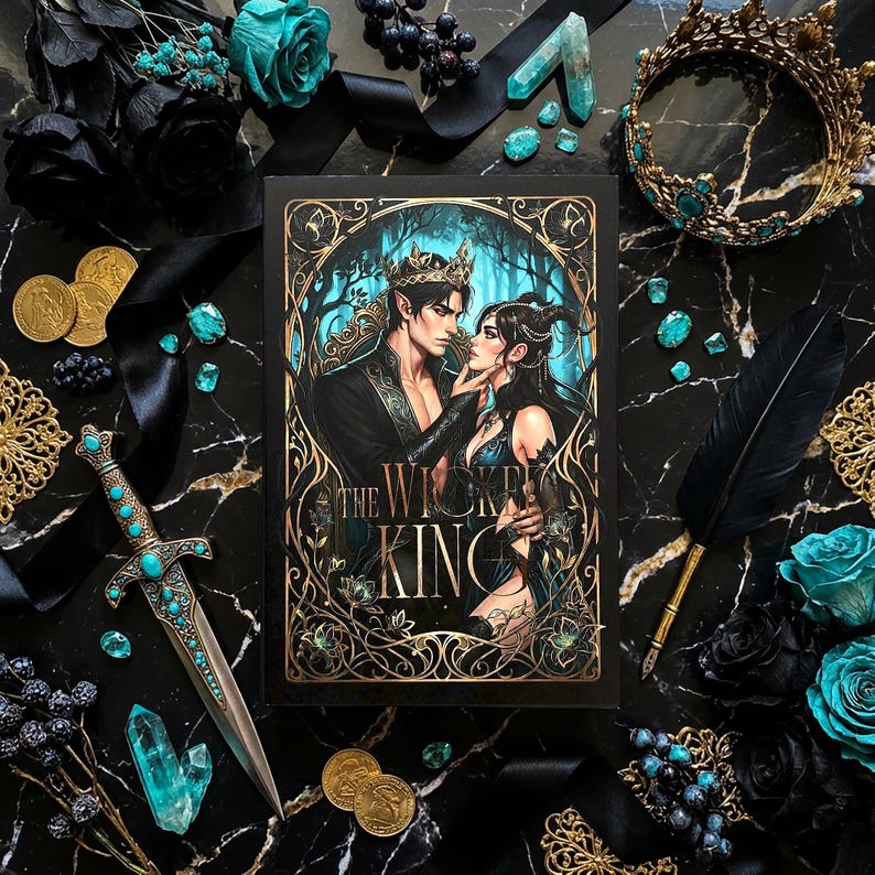 Puede incluir: Portada del libro "The Wicked King" con una ilustraci&oacute;n fant&aacute;stica de una pareja. La escena incluye una corona, una daga, monedas, cristales y flores, todo dispuesto sobre una superficie de m&aacute;rmol negro.