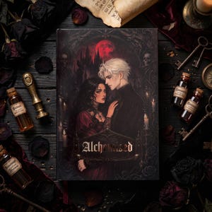 Può includere: Un libro rettangolare intitolato Alchemised che presenta un'illustrazione di una persona con lunghi capelli scuri in un abito rosso e una persona con corti capelli bianchi in un cappotto nero, circondati da elementi architettonici gotici e una luna rossa.