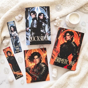 Pode incluir: Uma coleção de livros e marcadores de livros com tema de fantasia. As capas dos livros apresentam ilustrações de personagens com cabelos escuros e armaduras. Os títulos "Quicksilver" e "Brimstone" são visíveis. Os marcadores apresentam obras de arte semelhantes.