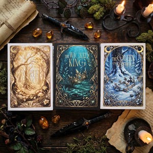 Puede incluir: Tres portadas de libros de fantas&iacute;a con ilustraciones detalladas y detalles dorados. Los t&iacute;tulos incluyen "The Cruel Prince", "The Wicked King" y "The Queen of Nothing". La escena est&aacute; dispuesta sobre una superficie de madera con una daga, piedras de &aacute;mbar y velas encendidas.