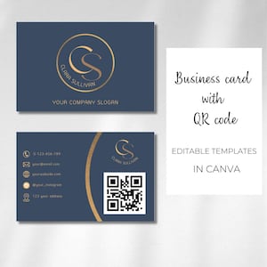 Puede incluir: Una plantilla de tarjeta de visita azul con un círculo dorado que contiene las iniciales "CS" y el nombre "Clara Sullivan". La tarjeta también incluye un código QR, información de contacto y el texto "Su lema de empresa".