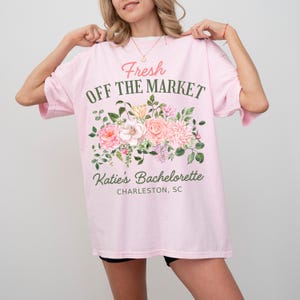 Marktfrisches Brautduschen-Shirt, benutzerdefinierte Braut-T-Komfortfarben, Verlobungsgeschenk für die Braut, rustikales Brauthemd, Braut, um Top zu sein