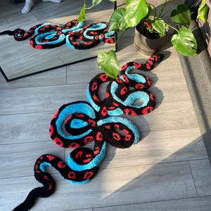 Snake Design Tufted Rug - Unique Animal Floor Mat, Geometric Snake Rug ...