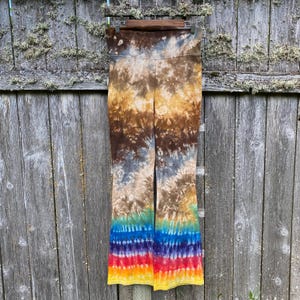 Pantaloni a zampa d'elefante tie-dye nei toni della terra e dell'arcobaleno: leggings da yoga in cotone