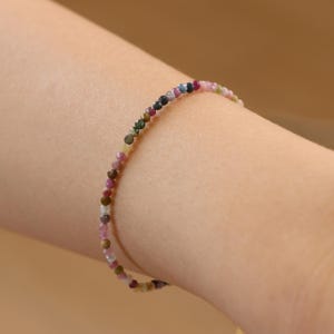 Färgglatt turmalinarmband, 2 mm kristallpärlor, 6,5 tum