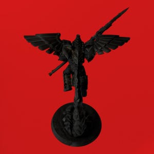 Peut inclure: Une figurine noire d'un guerrier ailé, sur fond rouge vif. La figurine est très détaillée, avec des ailes déployées et une lance. La base est une plateforme circulaire sombre.