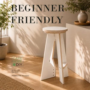 Op de afbeelding: Een witte barkruk met een ronde zitting en drie schuine poten, voorzien van zichtbare multiplex randen. De tekst "BEGINNER FRIENDLY" staat bovenaan, met "CARE MORE DIY", "ALTO - DIY Bar Stool" en "Printable PDF Templates" eronder.