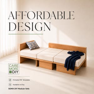 Può includere: Un divano modulare in legno chiaro con tre cuscini color crema, un cuscino a motivi geometrici e una coperta in maglia blu scuro. Il testo recita: AFFORDABLE DESIGN, CARE MORE DIY, Printable PDF Templates, Available on Etsy, SOMA DIY Modular Sofa.